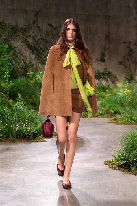 ragazza sfila per gucci|Sfilata Gucci Cruise 2025 a Londra: foto dei look più belli.